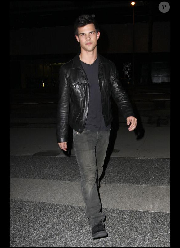 Taylor Lautner, à la sortie d'un restaurant de grillades, ce mardi 23 février, à West Hollywood.