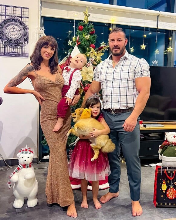 Julia Paredes et Maxime Parisi avec leurs enfants Luna et Vittorio à Noël