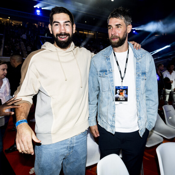 Nikola et Luka Karabatic étaient au spectacle et ils ont eu la chance de rencontrer la jeune humoriste après le spectacle
 
Nikola et Luka Karabatic - People et politiques se retrouvent au gala de boxe "La Conquête" au stade Roland Garros à Paris le 10 septembre 2021 © JB Autissier / Panoramic / Bestimage