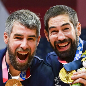 Luka Karabatic (Fra) / Nikola Karabatic (Fra) avec leurs médailles d'or - L'équipe de France masculine de handball championne olympique face à l'équipe de Norvège aux Jeux Olympiques de Tokyo 2020, au Yoyogi National Stadium, à Tokyo, Japon, le 7 août 2021. La France a gagné 25-23. © Jean-Baptiste Autissier/Panoramic/Bestimage