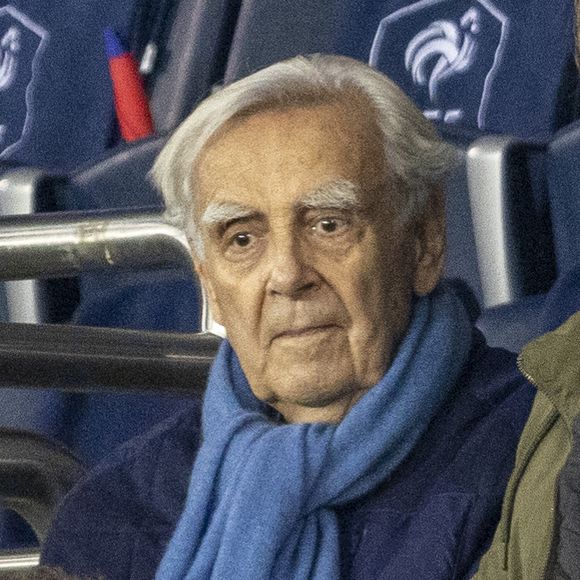 Cette maladie aurait des effets sur son cerveau
Bernard Pivot dans les tribunes lors du match de football de qualification pour la Coupe du monde 2022 entre la France et le Kazakhstan au stade Parc des Princes à Paris, France, le 13 novembre 2021. La France a gagné 8-0. © Cyril Moreau/Bestimage 