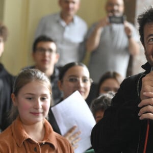 Patrick Bruel rencontre des jeunes issus de la diversité, dans le cadre du programme "Une étoile, un destin", à Koekelberg près de Bruxelles, le 30 mars 2023. Ce dispositif de prévention vise à lutter contre l'échec et le décrochage. L'échange entre l'artiste et les jeunes portera sur la vertu des livres et de la lecture pour les enfants. Ce sera aussi l'occasion pour les participants de rendre hommage aux victimes du harcèlement scolaire, puisque 200 jeunes chanteront la chanson de Patrick Bruel, "Qui a le Droit" à l'arrivée de l'invité. Deux jeunes filles interpréteront également la chanson "l'Instit, le professeur". 