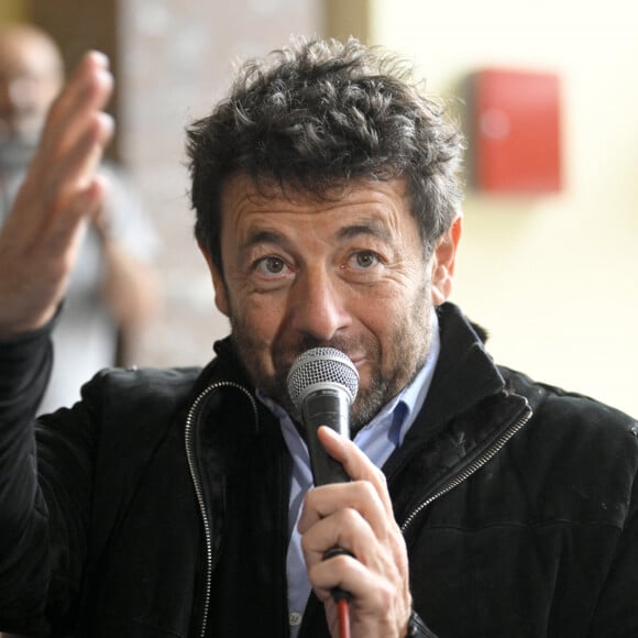 Patrick Bruel rencontre des jeunes issus de la diversité, dans le cadre du programme "Une étoile, un destin", à Koekelberg près de Bruxelles, le 30 mars 2023. Ce dispositif de prévention vise à lutter contre l'échec et le décrochage. L'échange entre l'artiste et les jeunes portera sur la vertu des livres et de la lecture pour les enfants. Ce sera aussi l'occasion pour les participants de rendre hommage aux victimes du harcèlement scolaire, puisque 200 jeunes chanteront la chanson de Patrick Bruel, "Qui a le Droit" à l'arrivée de l'invité. Deux jeunes filles interpréteront également la chanson "l'Instit, le professeur". 