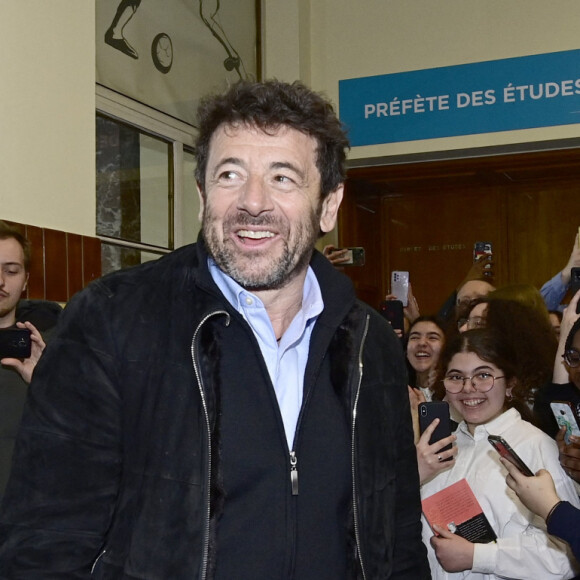 Patrick Bruel rencontre des jeunes issus de la diversité, dans le cadre du programme "Une étoile, un destin", à Koekelberg près de Bruxelles, le 30 mars 2023. Ce dispositif de prévention vise à lutter contre l'échec et le décrochage. L'échange entre l'artiste et les jeunes portera sur la vertu des livres et de la lecture pour les enfants. Ce sera aussi l'occasion pour les participants de rendre hommage aux victimes du harcèlement scolaire, puisque 200 jeunes chanteront la chanson de Patrick Bruel, "Qui a le Droit" à l'arrivée de l'invité. Deux jeunes filles interpréteront également la chanson "l'Instit, le professeur". 