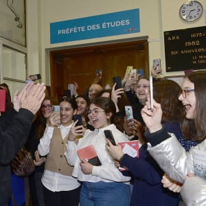 Patrick Bruel rencontre des jeunes issus de la diversité, dans le cadre du programme "Une étoile, un destin", à Koekelberg près de Bruxelles, le 30 mars 2023. Ce dispositif de prévention vise à lutter contre l'échec et le décrochage. L'échange entre l'artiste et les jeunes portera sur la vertu des livres et de la lecture pour les enfants. Ce sera aussi l'occasion pour les participants de rendre hommage aux victimes du harcèlement scolaire, puisque 200 jeunes chanteront la chanson de Patrick Bruel, "Qui a le Droit" à l'arrivée de l'invité. Deux jeunes filles interpréteront également la chanson "l'Instit, le professeur". 