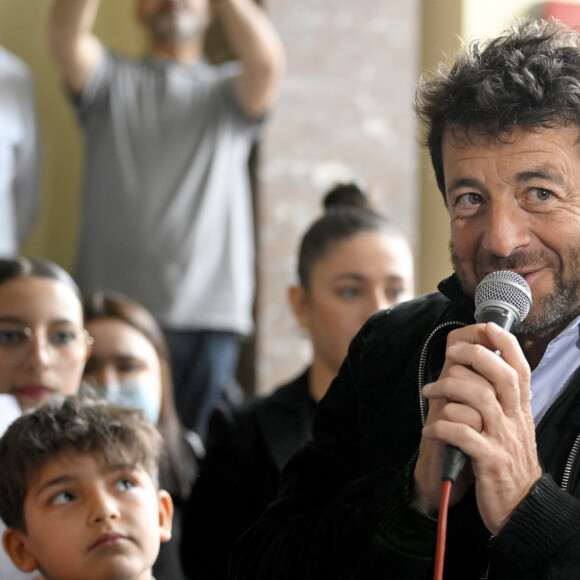 Patrick Bruel rencontre des jeunes issus de la diversité, dans le cadre du programme "Une étoile, un destin", à Koekelberg près de Bruxelles, le 30 mars 2023. Ce dispositif de prévention vise à lutter contre l'échec et le décrochage. L'échange entre l'artiste et les jeunes portera sur la vertu des livres et de la lecture pour les enfants. Ce sera aussi l'occasion pour les participants de rendre hommage aux victimes du harcèlement scolaire, puisque 200 jeunes chanteront la chanson de Patrick Bruel, "Qui a le Droit" à l'arrivée de l'invité. Deux jeunes filles interpréteront également la chanson "l'Instit, le professeur". 