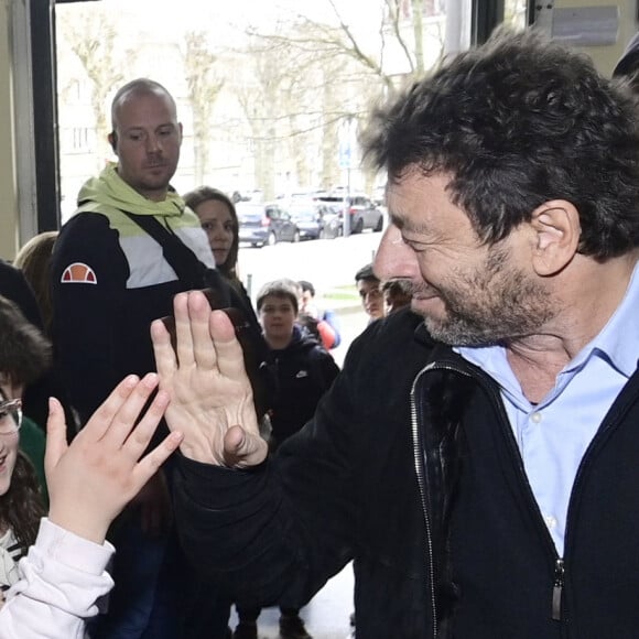 Patrick Bruel rencontre des jeunes issus de la diversité, dans le cadre du programme "Une étoile, un destin", à Koekelberg près de Bruxelles, le 30 mars 2023. Ce dispositif de prévention vise à lutter contre l'échec et le décrochage. L'échange entre l'artiste et les jeunes portera sur la vertu des livres et de la lecture pour les enfants. Ce sera aussi l'occasion pour les participants de rendre hommage aux victimes du harcèlement scolaire, puisque 200 jeunes chanteront la chanson de Patrick Bruel, "Qui a le Droit" à l'arrivée de l'invité. Deux jeunes filles interpréteront également la chanson "l'Instit, le professeur". 