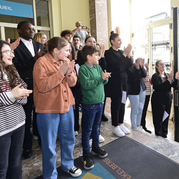 Patrick Bruel rencontre des jeunes issus de la diversité, dans le cadre du programme "Une étoile, un destin", à Koekelberg près de Bruxelles, le 30 mars 2023. Ce dispositif de prévention vise à lutter contre l'échec et le décrochage. L'échange entre l'artiste et les jeunes portera sur la vertu des livres et de la lecture pour les enfants. Ce sera aussi l'occasion pour les participants de rendre hommage aux victimes du harcèlement scolaire, puisque 200 jeunes chanteront la chanson de Patrick Bruel, "Qui a le Droit" à l'arrivée de l'invité. Deux jeunes filles interpréteront également la chanson "l'Instit, le professeur". 