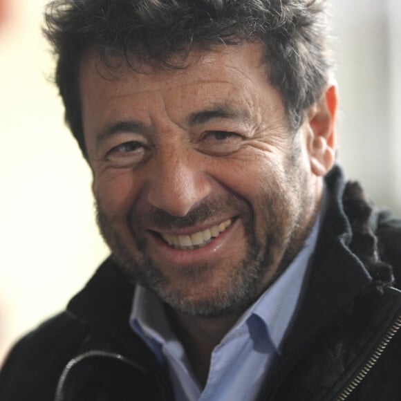 Rencontre entre le chanteur Patrick Bruel et 300 enfants et jeunes de la diversité des quartiers de Bruxelles, à Koekelberg, Belgique, le 30 mars 2023.. Il s'agit d'une initiative du programme de prévention et de lutte contre l'échec et le décrochage "Une étoile, un destin". L'échange portera sur la vertu des livres et de la lecture pour les enfants. Ce sera aussi l'occasion pour les participants de rendre hommage aux victimes du harcèlement scolaire, puisque 200 jeunes ont chanté la chanson « Qui a le Droit » à l'arrivée de l'invité. Deux jeunes filles interpréte également la chanson "l'Instit, le professeur". © Philip Reynaers/Photonews/Bestimage 