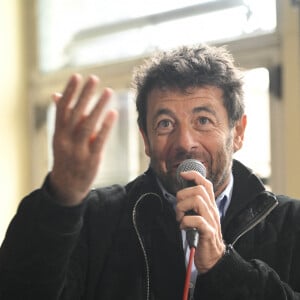 Rencontre entre le chanteur Patrick Bruel et 300 enfants et jeunes de la diversité des quartiers de Bruxelles, à Koekelberg, Belgique, le 30 mars 2023.. Il s'agit d'une initiative du programme de prévention et de lutte contre l'échec et le décrochage "Une étoile, un destin". L'échange portera sur la vertu des livres et de la lecture pour les enfants. Ce sera aussi l'occasion pour les participants de rendre hommage aux victimes du harcèlement scolaire, puisque 200 jeunes ont chanté la chanson « Qui a le Droit » à l'arrivée de l'invité. Deux jeunes filles interpréte également la chanson "l'Instit, le professeur". © Philip Reynaers/Photonews/Bestimage 