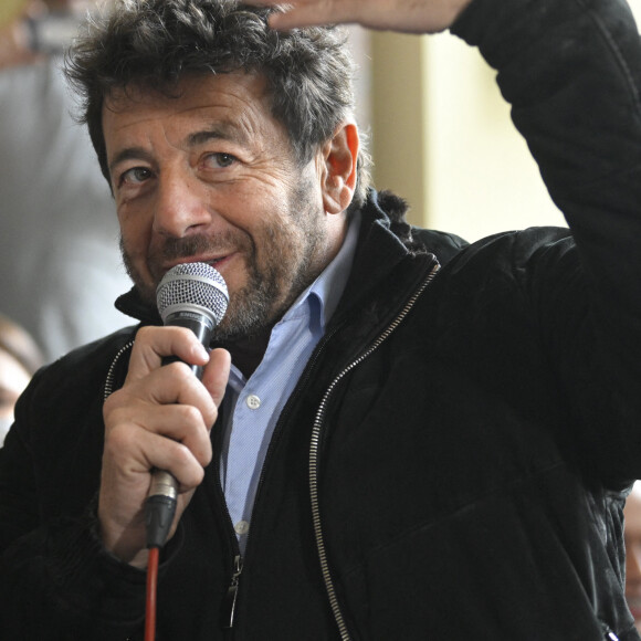 Rencontre entre le chanteur Patrick Bruel et 300 enfants et jeunes de la diversité des quartiers de Bruxelles, à Koekelberg, Belgique, le 30 mars 2023.. Il s'agit d'une initiative du programme de prévention et de lutte contre l'échec et le décrochage "Une étoile, un destin". L'échange portera sur la vertu des livres et de la lecture pour les enfants. Ce sera aussi l'occasion pour les participants de rendre hommage aux victimes du harcèlement scolaire, puisque 200 jeunes ont chanté la chanson « Qui a le Droit » à l'arrivée de l'invité. Deux jeunes filles interpréte également la chanson "l'Instit, le professeur". © Philip Reynaers/Photonews/Bestimage 