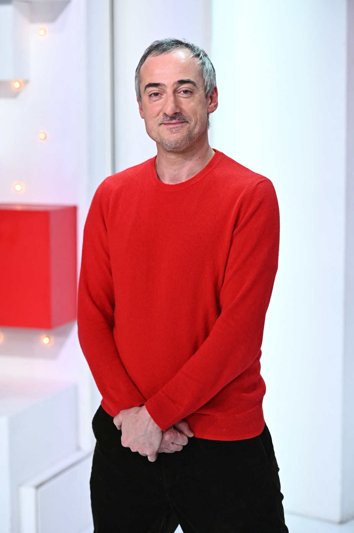 Photo Sébastien Thoen portait un pantalon en velours dans "Les Grosses Têtes", le 3 avril 2023
