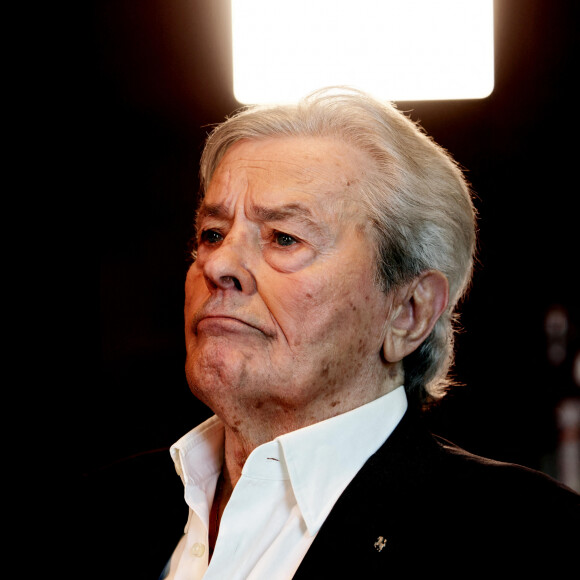 Il n'est pas qu'un homme de cinéma.
Alain Delon lors d'un tournage avec Cyril Viguier sur la terrasse du siège de Vivendi à Paris. © Dominique Jacovides / Bestimage