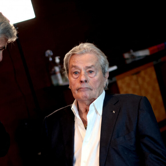 Cyril Viguier et Alain Delon lors d'un tournage avec Cyril.Viguier sur la terrasse du siège de Vivendi à Paris le 8 juillet 2022. © Dominique Jacovides / Bestimage