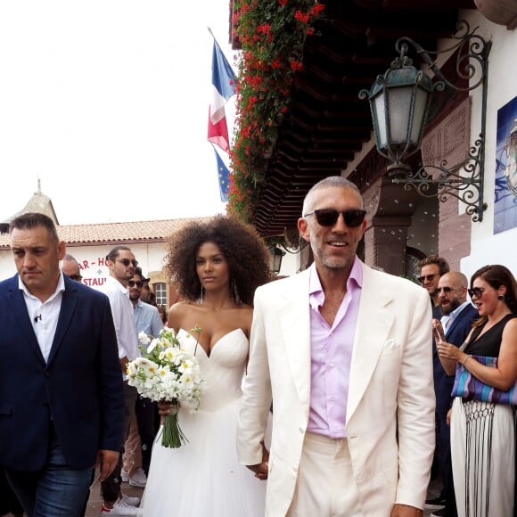 En août 2018, les deux tourtereaux passaient un cap dans leur relation en se disant "oui" et en organisant une magnifique cérémonie de mariage à Bidart, au Pays Basque.
Sortie des mariés lors du mariage civil de Vincent Cassel et Tina Kunakey à la mairie de Bidartle 24 août 2018. © Patrick Bernard / Guillaume Collet / Bestimage