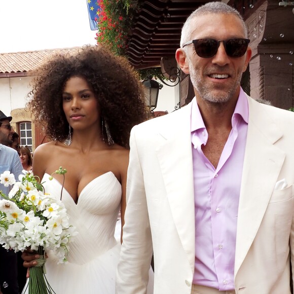 Une création divine qui soulignait parfaitement son incroyable silhouette digne des plus grands mannequins.
Sortie des mariés lors du mariage civil de Vincent Cassel et Tina Kunakey à la mairie de Bidart le 24 août 2018. © Patrick Bernard / Guillaume Collet / Bestimage