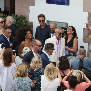 De son côté, Vincent Cassel était vêtu d'un costume crème et d'une chemise lilas. 
Sortie des mariés lors du mariage civil de Vincent Cassel et Tina Kunakey à la mairie de Bidart le 24 août 2018. © Patrick Bernard / Guillaume Collet / Bestimage