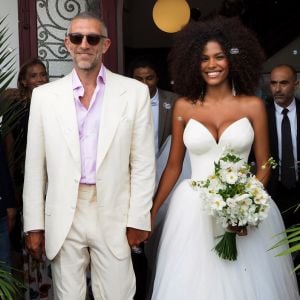 Pour l'occasion, la top model était parée d'une longue et ravissante robe blanche bustier au décolleté plongeant, signée Vera Wang.
Sortie des mariés lors du mariage civil de Vincent Cassel et Tina Kunakey à la mairie de Bidart le 24 août 2018. © Patrick Bernard / Guillaume Collet / Bestimage