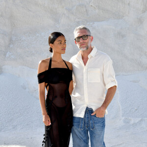 Vincent Cassel et sa femme Tina Kunakey durant le défilé "Le Papier" la collection automne hiver 2022-2023 de Simon Porte Jacquemus aux Salin de Giraud à Arles, le 27 juin 2022. © Bruno Bebert/Bestimage 