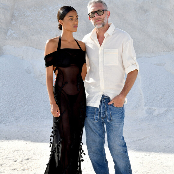 Vincent Cassel et sa femme Tina Kunakey durant le défilé "Le Papier" la collection automne hiver 2022-2023 de Simon Porte Jacquemus aux Salin de Giraud à Arles, le 27 juin 2022. © Bruno Bebert/Bestimage 