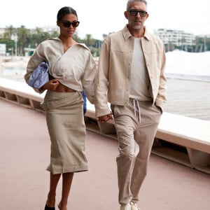 Vincent Cassel et sa femme Tina Kunakey se promènent sur la croisette lors du 75ème Festival International du Film de Cannes, le 23 mai 2022. 