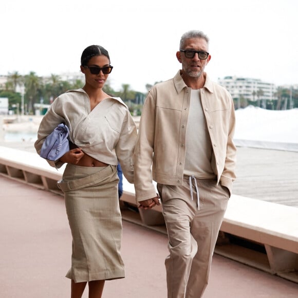 Vincent Cassel et sa femme Tina Kunakey se promènent sur la croisette lors du 75ème Festival International du Film de Cannes, le 23 mai 2022. 