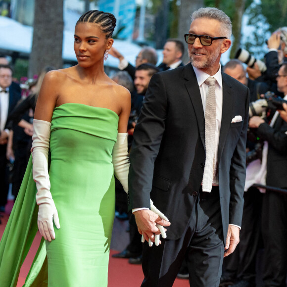 Tina Kunakey et son mari Vincent Cassel - Montée des marches du film " Les crimes du futur " lors du 75ème Festival International du Film de Cannes. Le 23 mai 2022 © Olivier Borde / Bestimage 