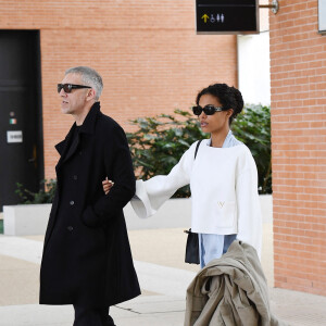 Vincent Cassel et sa femme Tina Kunakey arrivent à l'aéroport international de Venise - Marco Polo et prennent un bateau-taxi, à Venise, Italie, le 21 avril 2022. 