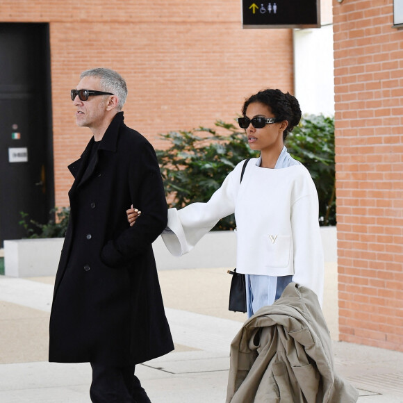 Vincent Cassel et sa femme Tina Kunakey arrivent à l'aéroport international de Venise - Marco Polo et prennent un bateau-taxi, à Venise, Italie, le 21 avril 2022. 