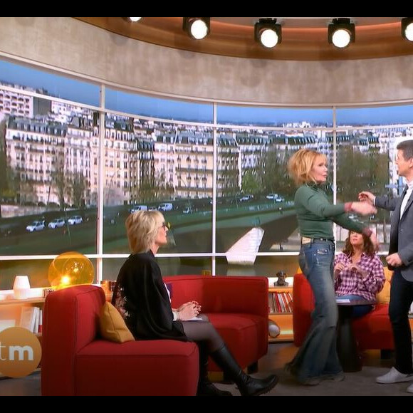 A la fin de l'interview, le présentateur a demandé à Clémentine Célarié s'il pouvait lui faire la bise