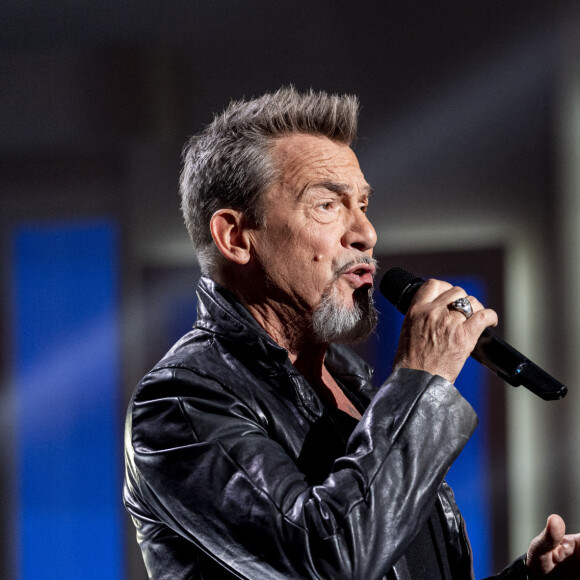 Exclusif - Florent Pagny - Enregistrement de l'émission "Spectaculaire" à Paris, diffusée le 15 janvier sur France 2. Spectaculaire, le grand show familial qui réunit sur scène les meilleurs numéros issus de toutes les disciplines du spectacle. Orchestré par C. Féraud et J.M Généreux, ce nouveau numéro met à l'honneur des artistes prestigieux venus du monde entier, des performances exceptionnelles avec notamment des numéros inédits : roller acrobatique, cerceau aérien, Roue Cyr enflammée... Il y en aura pour tous les goûts ! Autour de C. Féraud et J.M Généreux, 4 invités viendront découvrir le meilleur du spectacle vivant. A cette occasion, dans la bonne humeur, ils joueront tout au long de la soirée au profit de l'association " Aviation sans frontières " en répondant à des questions liées aux numéros, aux artistes ou à leur univers. Ils tenteront ainsi de cumuler des gains pour l'association. Spectaculaire propose aux téléspectateurs d'assister à un show exceptionnel alors ouvrez grand vos yeux ! © Pierre Perusseau / Bestimage