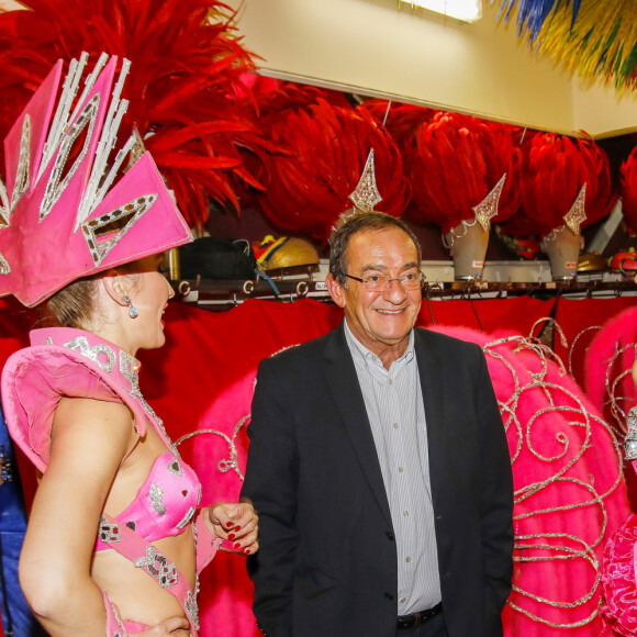 Exclusif - Le journaliste et présentateur de télévision français Jean-Pierre Pernaut pose avec les danseuses du Moulin Rouge à Paris, France, le 31 janvier 2019. © Marc Ausset-Lacroix/Bestimage