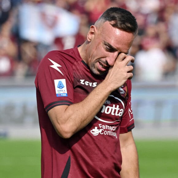 Celui qui est désormais reconverti au poste d'adjoint à la Salernitana, a fait partie des meilleurs footballeurs de sa génération, se démarquant notamment par sa qualité de dribble, mais aussi par sa personnalité atypique et son naturel.
Franck Ribery, en larmes, fait ses adieux au public lors de son dernier match à Salerne.