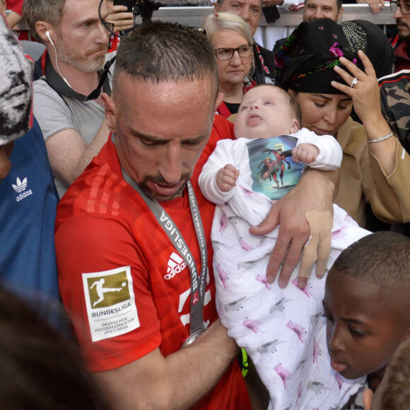 Suite à un coup de frein appuyé de son père, et n'étant pas attaché, il est passé à travers le pare-brise, alors qu'il n'avait que 2 ans.
Franck Ribery (US Salernitana 1919) lors du match de Serie A opposant l'AC Milan à l'US Salernitana au stade San Siro, à Milan, Italie, le 4 décembre 2021. © Francesco Scaccianoce/LPS/Zuma Press/Bestimage