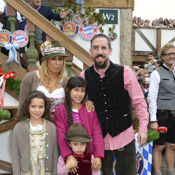 Franck Ribery célèbre la fête de la bière "Oktoberfest" avec sa femme Wahiba et ses enfants Salif, Shakinez et Hizya à Munich en Allemagne le 5 octobre 2014.