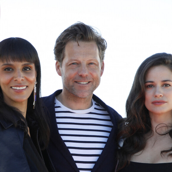 Maman depuis plus de deux ans maintenant, Shy'm se montre tout de même très proche de son ex compagnon Benoit Paire.
Shy'm (Tamara Marthe), Jamie Bamber et Lucie Lucas au photocall de la série "Cannes confidential" lors de la 5ème saison du festival International des Séries "Canneseries" à Cannes le 5 avril 2022. © Denis Guignebourg / Bestimage 