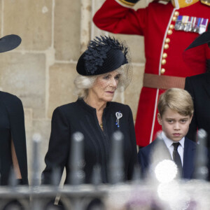 Meghan Markle, Camilla Parker Bowles, reine consort d'Angleterre, Le prince George de Galles, La princesse Charlotte de Galles, Catherine (Kate) Middleton, princesse de Galles - Procession du cercueil de la reine Elizabeth II d'Angleterre de Wesminster Hall où il était exposé au public, jusqu'à l'Abbaye de Westminster. Le cercueil est installé sur l'affût du canon, puis tiré par 142 marins de la Royal Navy à l'aide de cordages, dans la plus pure tradition de la monarchie britannique. Cette tradition remonte aux funérailles d'Etat de la reine Victoria en février 1901. Londres, le 19 septembre 2022. 