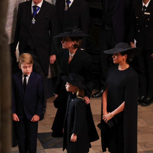 Catherine (Kate) Middleton, princesse de Galles, Le prince George de Galles, La princesse Charlotte de Galles, Meghan Markle, duchesse de Sussex (robe Stella McCartney) - Service funéraire à l'Abbaye de Westminster pour les funérailles d'Etat de la reine Elizabeth II d'Angleterre. Le sermon est délivré par l'archevêque de Canterbury Justin Welby (chef spirituel de l'Eglise anglicane) au côté du doyen de Westminster David Hoyle. Londres, le 19 septembre 2022. © Phil Noble / PA via Bestimage 