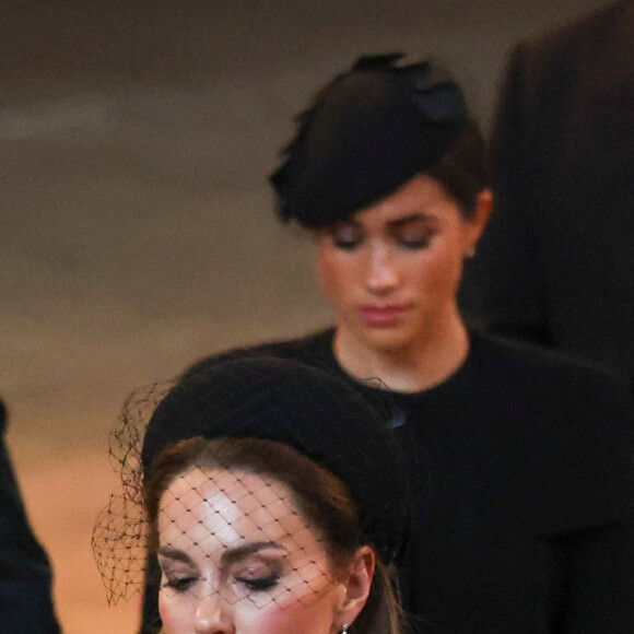 Reste à savoir s'ils feront de nouveau semblant le 6 mai prochain, pour le couronnement de Charles III
Meghan Markle, duchesse de Sussex, Catherine (Kate) Middleton, princesse de Galles - Intérieur - Procession cérémonielle du cercueil de la reine Elisabeth II du palais de Buckingham à Westminster Hall à Londres, où les Britanniques et les touristes du monde entier pourront lui rendre hommage jusqu'à ses obsèques prévues le 19 septembre 2022. Le 14 septembre 2022. 