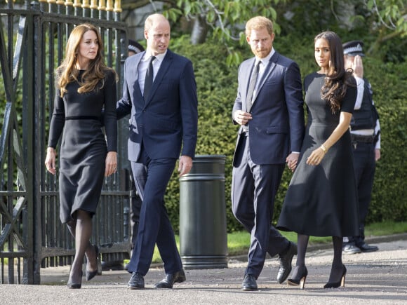 Kate et William ont dû faire preuve d'unité avec Meghan et Harry au moment de saluer la foule à Windsor
Le prince de Galles William, la princesse de Galles Kate Catherine Middleton, le prince Harry, duc de Sussex, Meghan Markle, duchesse de Sussex