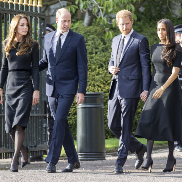 Kate et William ont dû faire preuve d'unité avec Meghan et Harry au moment de saluer la foule à Windsor
Le prince de Galles William, la princesse de Galles Kate Catherine Middleton, le prince Harry, duc de Sussex, Meghan Markle, duchesse de Sussex