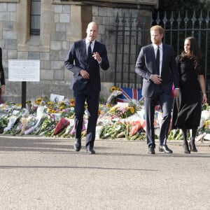 Le prince de Galles William, la princesse de Galles Kate Catherine Middleton, le prince Harry, duc de Sussex, Meghan Markle, duchesse de Sussex à la rencontre de la foule devant le château de Windsor, suite au décès de la reine Elisabeth II d'Angleterre. Le 10 septembre 2022 