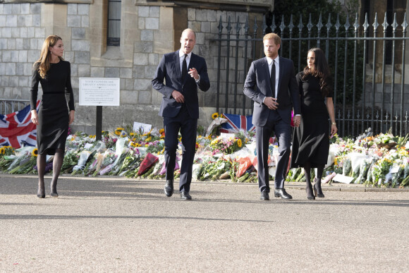 Le prince de Galles William, la princesse de Galles Kate Catherine Middleton, le prince Harry, duc de Sussex, Meghan Markle, duchesse de Sussex à la rencontre de la foule devant le château de Windsor, suite au décès de la reine Elisabeth II d'Angleterre. Le 10 septembre 2022 