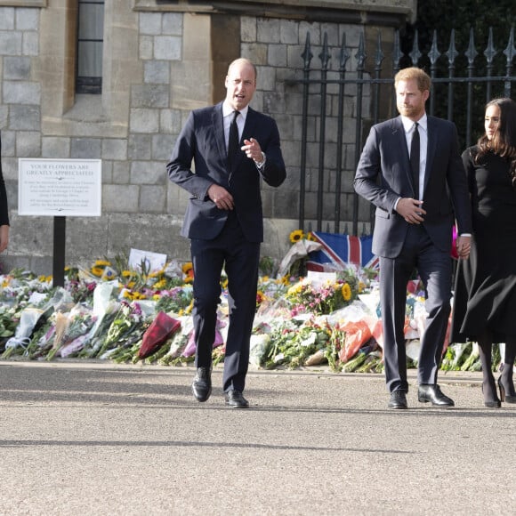 Le prince de Galles William, la princesse de Galles Kate Catherine Middleton, le prince Harry, duc de Sussex, Meghan Markle, duchesse de Sussex à la rencontre de la foule devant le château de Windsor, suite au décès de la reine Elisabeth II d'Angleterre. Le 10 septembre 2022 