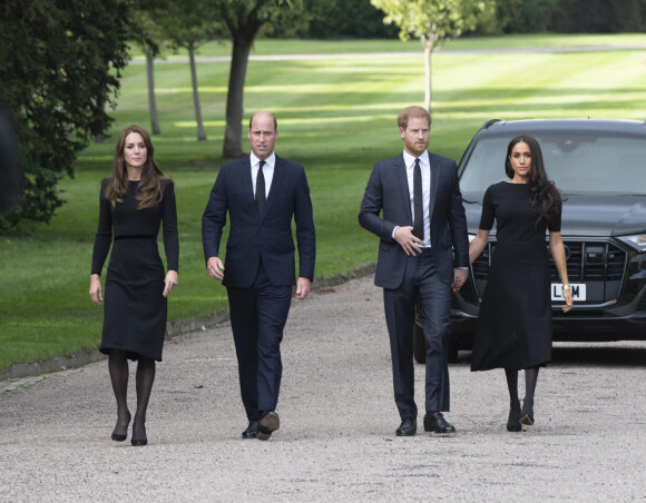 Le prince de Galles William, la princesse de Galles Kate Catherine Middleton, le prince Harry, duc de Sussex, Meghan Markle, duchesse de Sussex à la rencontre de la foule devant le château de Windsor, suite au décès de la reine Elisabeth II d'Angleterre. Le 10 septembre 2022 