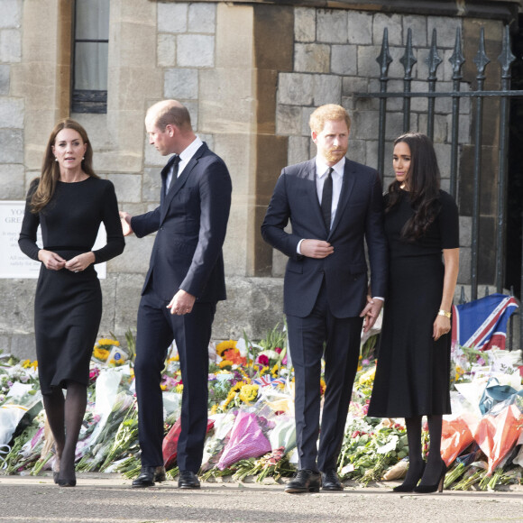 Un effort surhumain pour Kate, bien échaudée par les critiques et les attaques des Sussex à leur égard 
Le prince de Galles William, la princesse de Galles Kate Catherine Middleton, le prince Harry, duc de Sussex, Meghan Markle, duchesse de Sussex à la rencontre de la foule devant le château de Windsor, suite au décès de la reine Elisabeth II d'Angleterre. Le 10 septembre 2022 