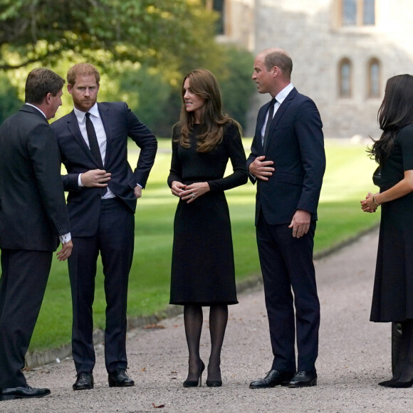 Le prince Harry, duc de Sussex, la princesse de Galles Kate Catherine Middleton, le prince de Galles William et Meghan Markle, duchesse de Sussex à la rencontre de la foule devant le château de Windsor, suite au décès de la reine Elisabeth II d'Angleterre. Le 10 septembre 2022 