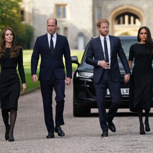 La princesse de Galles Kate Catherine Middleton, le prince de Galles William et le prince Harry, duc de Sussex et Meghan Markle, duchesse de Sussex à la rencontre de la foule devant le château de Windsor, suite au décès de la reine Elisabeth II d'Angleterre. Le 10 septembre 2022 