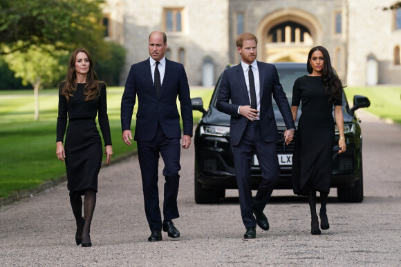 La princesse de Galles Kate Catherine Middleton, le prince de Galles William et le prince Harry, duc de Sussex et Meghan Markle, duchesse de Sussex à la rencontre de la foule devant le château de Windsor, suite au décès de la reine Elisabeth II d'Angleterre. Le 10 septembre 2022 