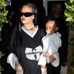 Rihanna est apparue tout sourire avec son fils sortant d'un restaurant à Los Angeles.
Dans quelques mois, la chanteuse donnera naissance à son deuxième enfant.
© TheImageDirect / Bestimage